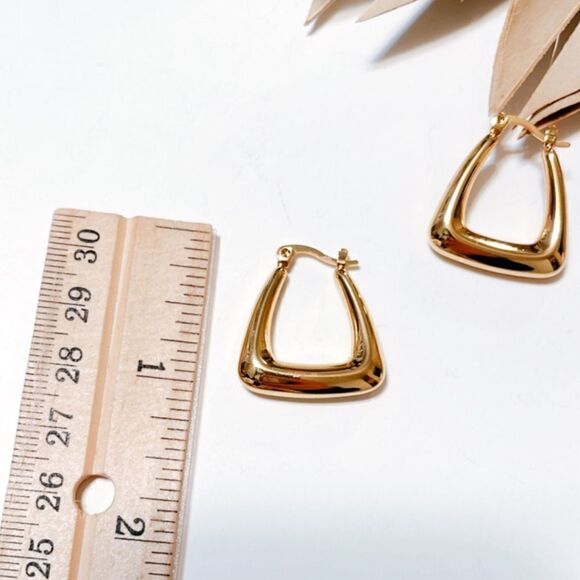 Minimalist earrings in gold #555 - Picture 5 of 7